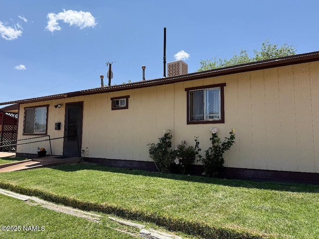 701 N Douglas Ave, Winslow, AZ 86047 - view of front facade with a front yard