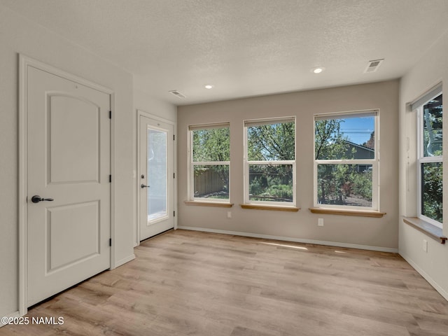 415 W Apache Rd, Flagstaff, AZ 86001 - unfurnished room featuring a textured ceiling, light wood-style floors, baseboards, and recessed lighting