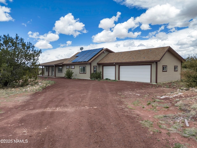 8752 Lariat Rd, Williams, AZ 86046 - single story home featuring an attached garage, solar panels, and driveway