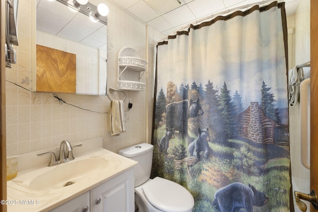 655 E Trout Creek Rd, Munds Park, AZ 86017 - full bath with tile walls, vanity, toilet, a shower with shower curtain, and decorative backsplash
