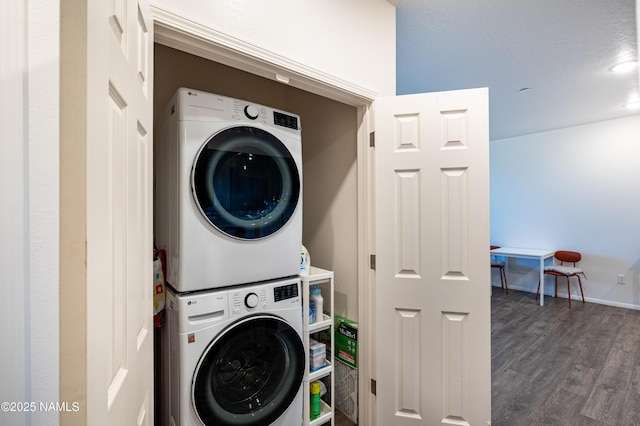 1650 E Ponderosa Pkwy Unit 3213, Flagstaff, AZ 86001 - laundry area featuring stacked washer / drying machine, wood finished floors, and baseboards