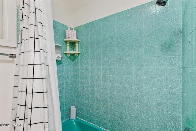 bathroom with shower / bathtub combination with curtain