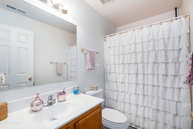 4551 E Allison Dr, Flagstaff, AZ 86004 - bathroom featuring a shower with curtain, vanity, and toilet