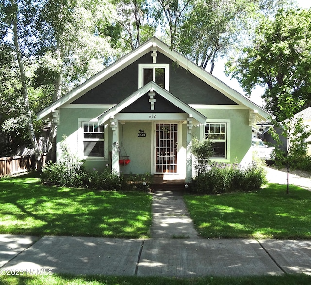 view of front of property featuring a front yard