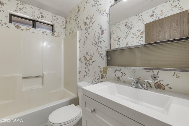 501 W Santa Fe Ave Unit 28, Flagstaff, AZ 86001 - full bathroom featuring wallpapered walls, toilet, vanity, and washtub / shower combination