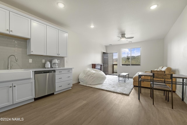 bedroom featuring sink, light wood-type flooring, and ceiling fan