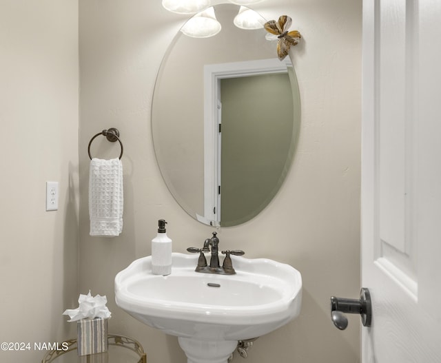 bathroom featuring sink