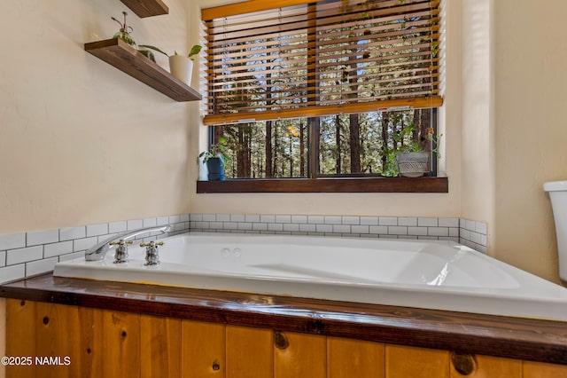 435 N Laramy Ln, Parks, AZ 86018 - bathroom with a garden tub