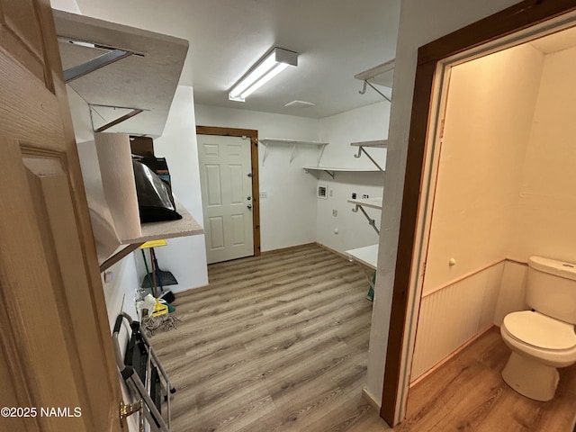 8120 N Cassity Trl, Williams, AZ 86046 - walk in closet featuring wood finished floors