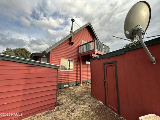 8120 N Cassity Trl, Williams, AZ 86046 - rear view of property featuring a shed, an outbuilding, a balcony, and crawl space