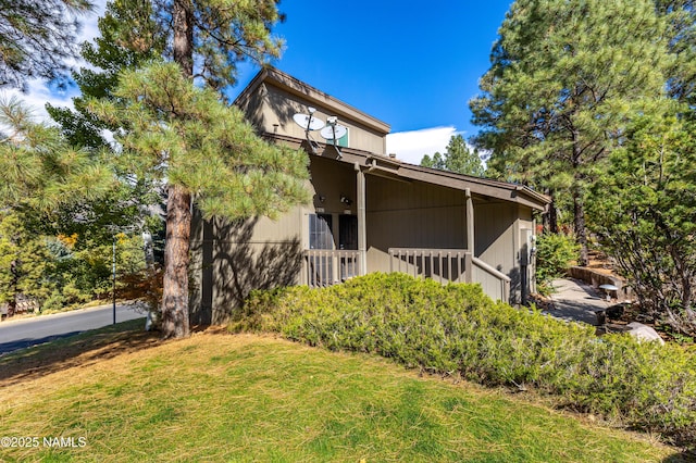 view of front of property featuring a front yard