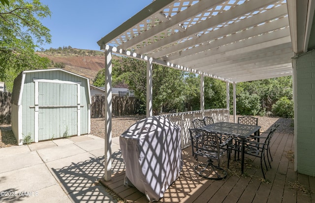 6320 N Mountaineer Rd, Flagstaff, AZ 86004 - deck featuring a shed, outdoor dining space, a pergola, and a mountain view