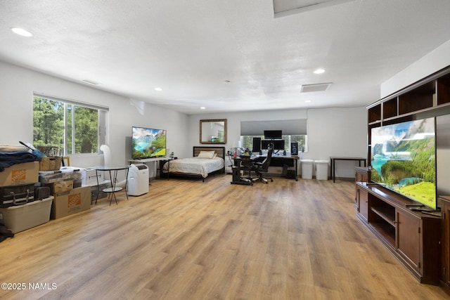 7530 N Rain Valley Rd, Flagstaff, AZ 86004 - living area with light wood-style floors and recessed lighting