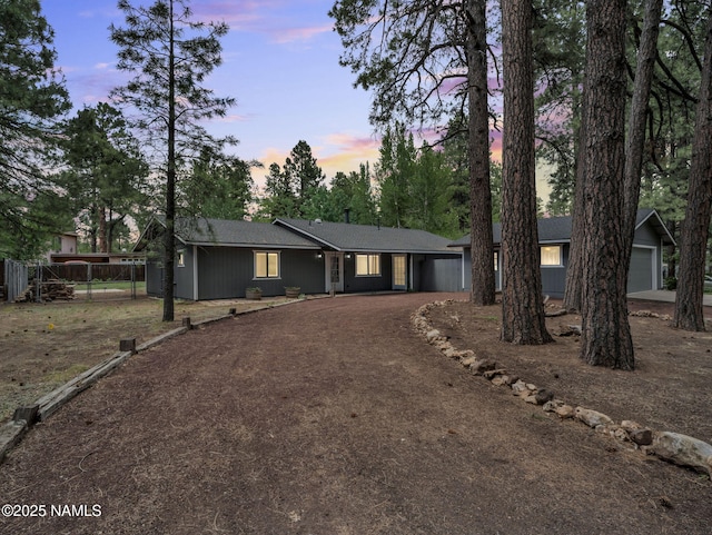 4375 Canyon Loop, Flagstaff, AZ 86005 - ranch-style home featuring dirt driveway