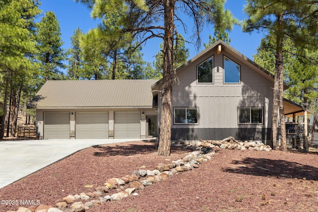 view of front facade with a garage and driveway