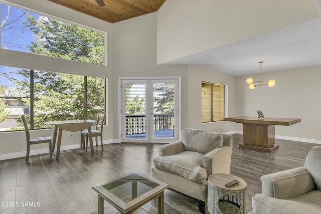 2800 N Saddleback Way Unit 2, Flagstaff, AZ 86004 - living area featuring baseboards, wood finished floors, and a high ceiling