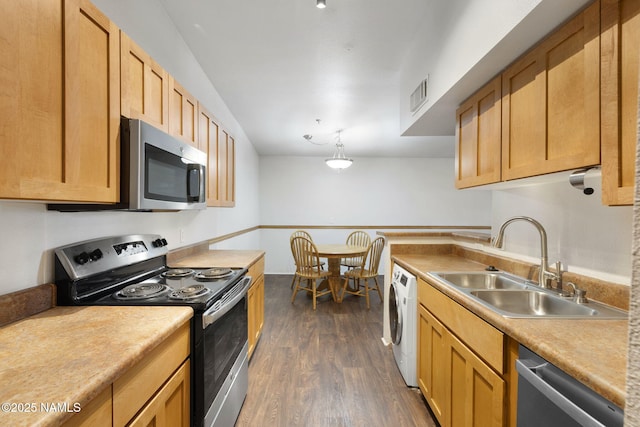 1185 W University Ave Unit 14-213, Flagstaff, AZ 86001 - kitchen featuring stainless steel appliances, washer / dryer, dark wood-style floors, light countertops, and decorative light fixtures