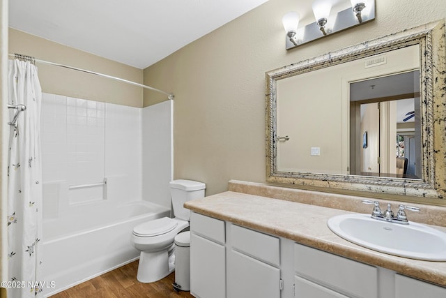 1385 W University Ave Unit 194, Flagstaff, AZ 86001 - bathroom with vanity, shower / bath combination with curtain, and wood finished floors