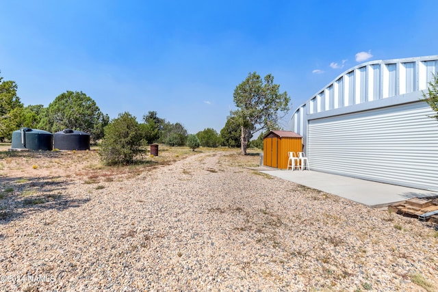 view of yard featuring an outdoor structure