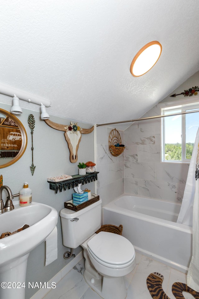 bathroom with toilet, shower / bath combo, a textured ceiling, and lofted ceiling