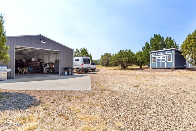 view of yard featuring a storage unit