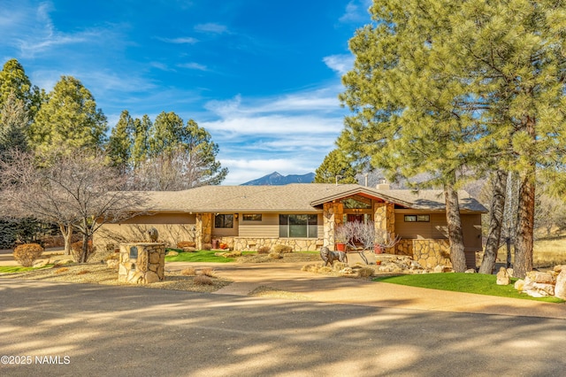 ranch-style home with a mountain view