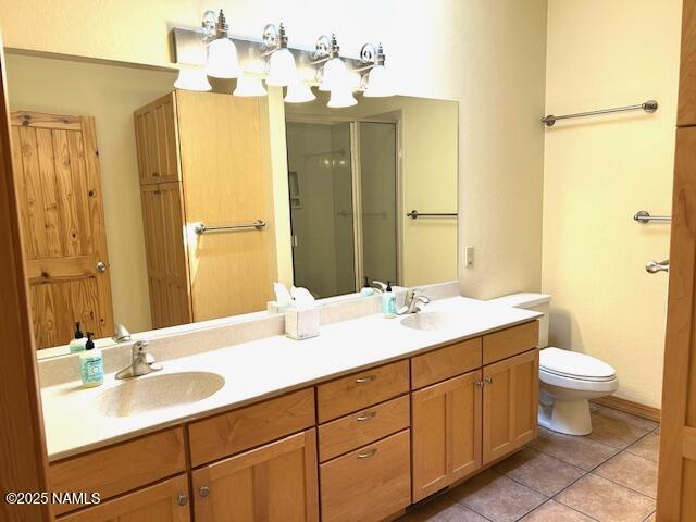 39 E Oak Dr, Munds Park, AZ 86017 - full bath featuring a notable chandelier, a sink, a shower stall, and tile patterned flooring