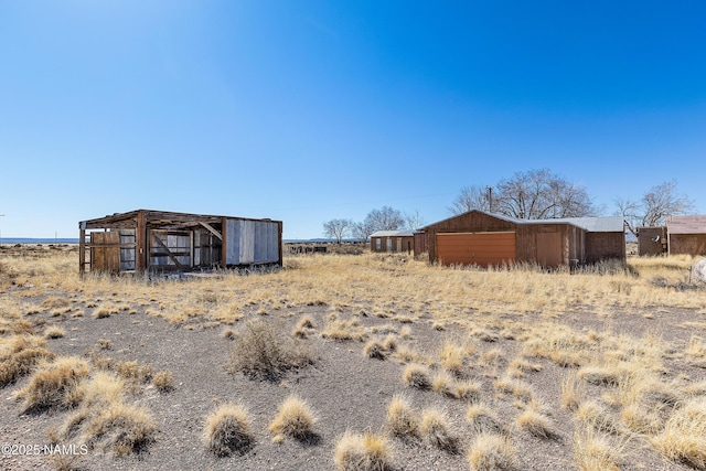 view of yard featuring an outbuilding