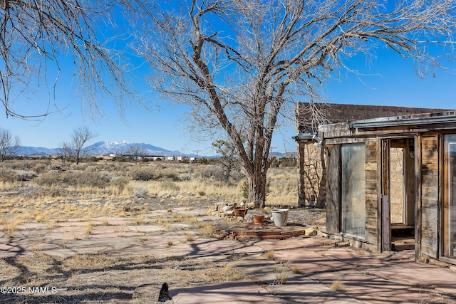 view of yard with a mountain view