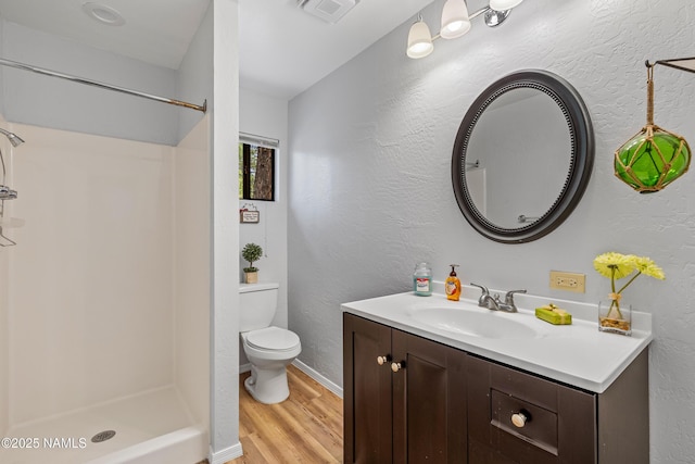 840 E Caribou Rd, Munds Park, AZ 86017 - full bath featuring wood finished floors, a shower, toilet, and a textured wall