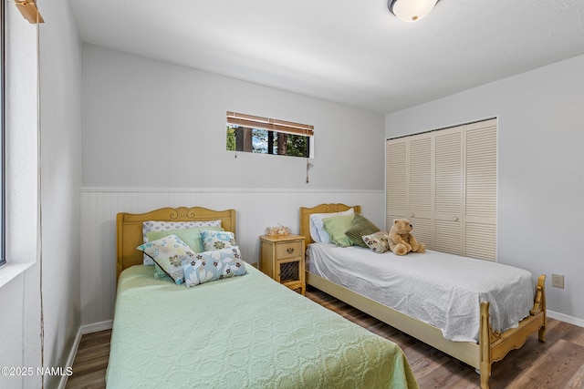 840 E Caribou Rd, Munds Park, AZ 86017 - bedroom featuring wood finished floors, wainscoting, a closet, and baseboards