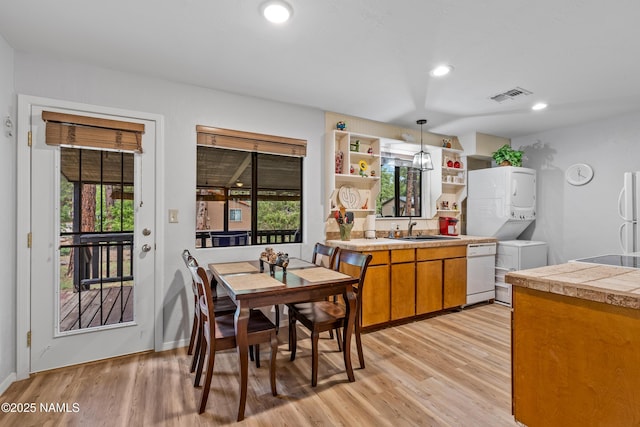 840 E Caribou Rd, Munds Park, AZ 86017 - dining space with stacked washer / drying machine, light wood-type flooring, recessed lighting, and baseboards