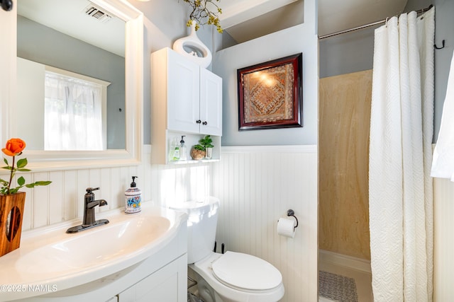 1125 Trails End Dr, Sedona, AZ 86336 - bathroom featuring vanity, a wainscoted wall, a shower with shower curtain, and toilet
