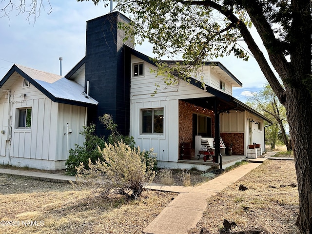 view of front of house featuring covered porch