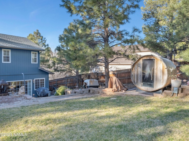 view of yard featuring a storage unit