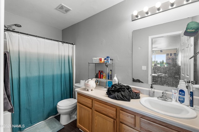 9092 W Slate Mountain Trl, Bellemont, AZ 86015 - full bath featuring toilet, vanity, a shower with shower curtain, and wood finished floors