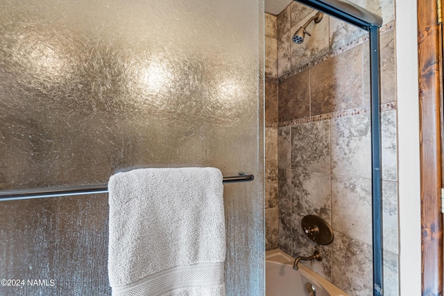 bathroom featuring tiled shower / bath combo