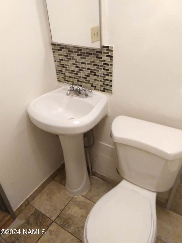 1600 S River Valley Rd, Flagstaff, AZ 86004 - bathroom featuring toilet, baseboards, and backsplash