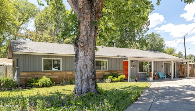 ranch-style house featuring a front lawn