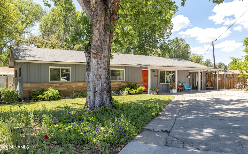 ranch-style house featuring a front yard