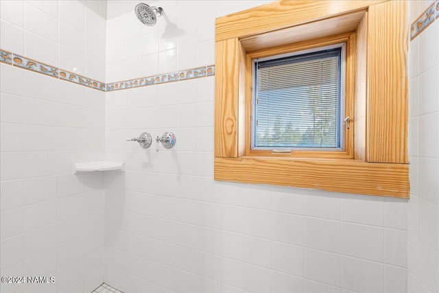 bathroom featuring tiled shower