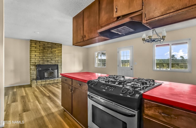 3304 Kachina Trl, Flagstaff, AZ 86005 - kitchen featuring gas stove, wood finished floors, and a chandelier