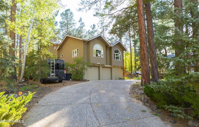 view of front facade with a garage and driveway