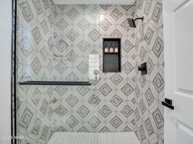 6136 E Abineau Canyon Dr, Flagstaff, AZ 86004 - bathroom with a tile shower