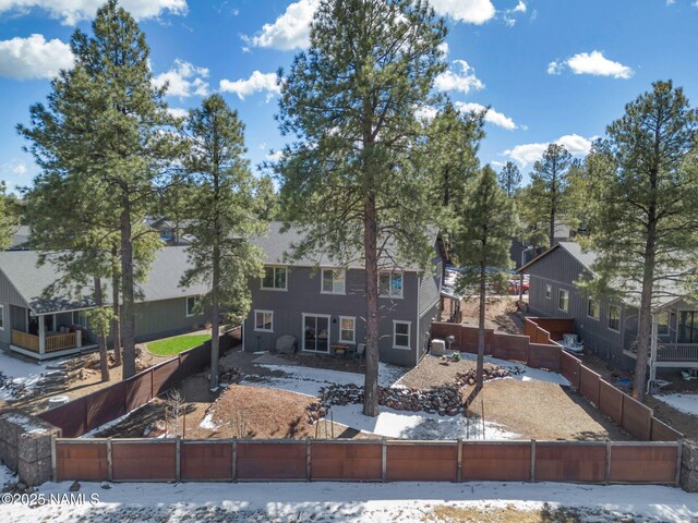 view of front of property featuring a fenced front yard