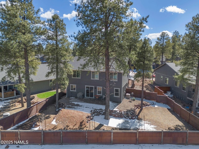 view of front of property featuring a fenced front yard