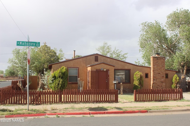 322 W Mahoney St, Winslow, AZ 86047 - view of front of house featuring a fenced front yard and stucco siding