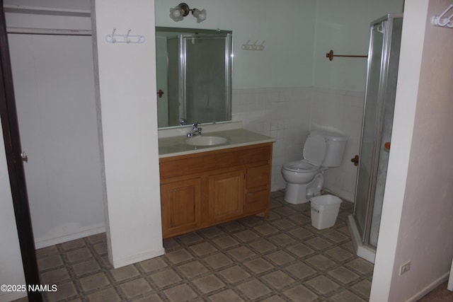322 W Mahoney St, Winslow, AZ 86047 - full bathroom with a stall shower, toilet, vanity, and wainscoting