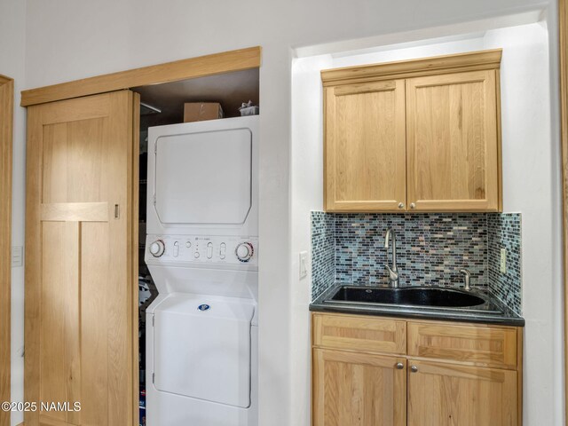 284 E Foothill Trl, Williams, AZ 86046 - laundry room featuring laundry area, stacked washer and clothes dryer, a sink, and wet bar