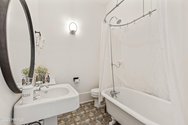 3380 E Lockett Rd, Flagstaff, AZ 86004 - bathroom featuring toilet, baseboards, shower / tub combo with curtain, and a sink